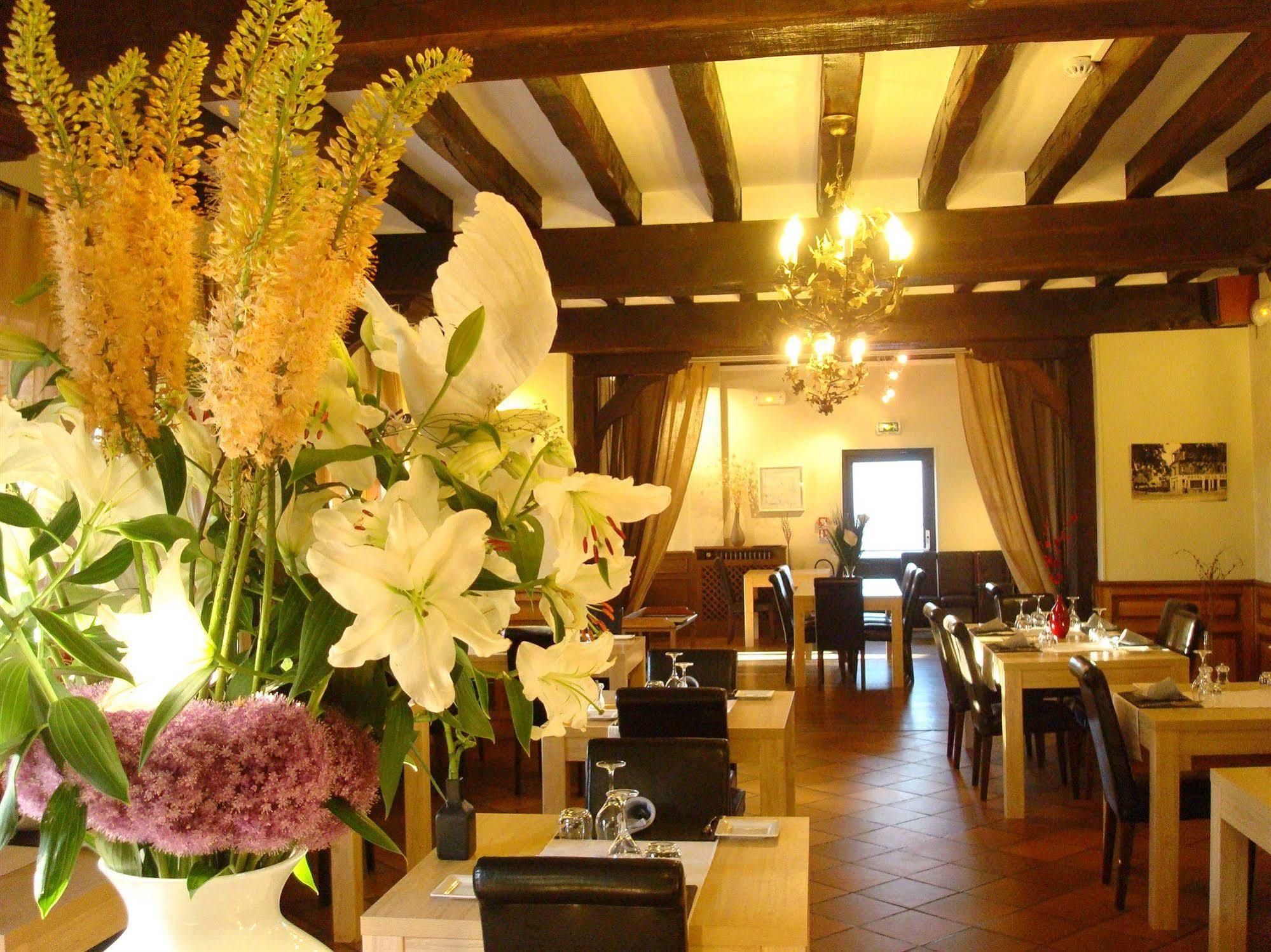 Logis Hotel La Foret Senonches Eksteriør bilde